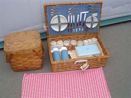 Picnic baskets+cloth